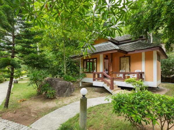 The Villa By Bottle Beach : photo 1 de la chambre chambre triple avec balcon