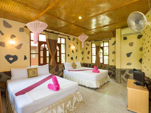 The Villa By Bottle Beach : photo 3 de la chambre chambre quadruple avec terrasse