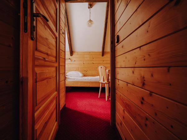 OSW Moszczeniczanka : photo 2 de la chambre chambre familiale avec salle de bains privative