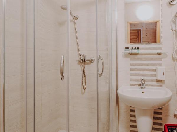 OSW Moszczeniczanka : photo 4 de la chambre chambre familiale avec salle de bains privative