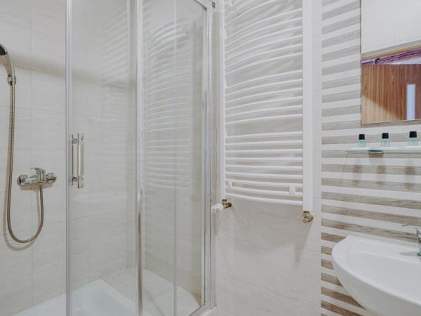 OSW Moszczeniczanka : photo 6 de la chambre chambre triple avec salle de bains