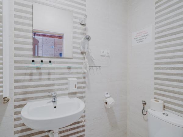 OSW Moszczeniczanka : photo 3 de la chambre chambre triple avec salle de bains