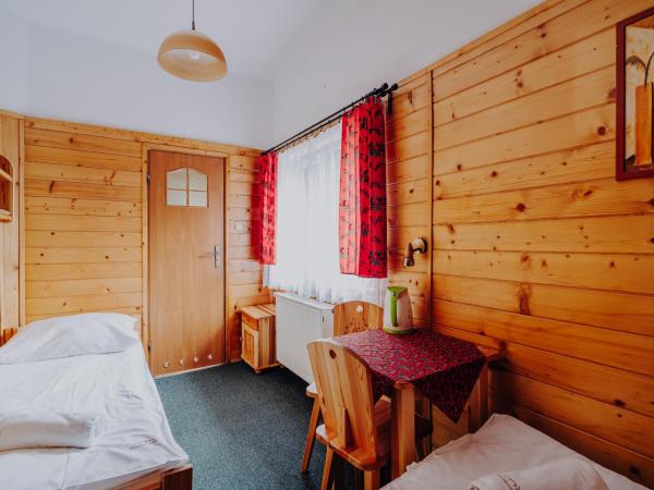 OSW Moszczeniczanka : photo 1 de la chambre chambre lits jumeaux avec salle de bains privative