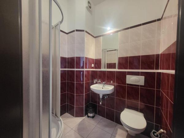 Hostel Bialoleka - Darmowy parking, szybkie Wifi! : photo 6 de la chambre chambre double standard