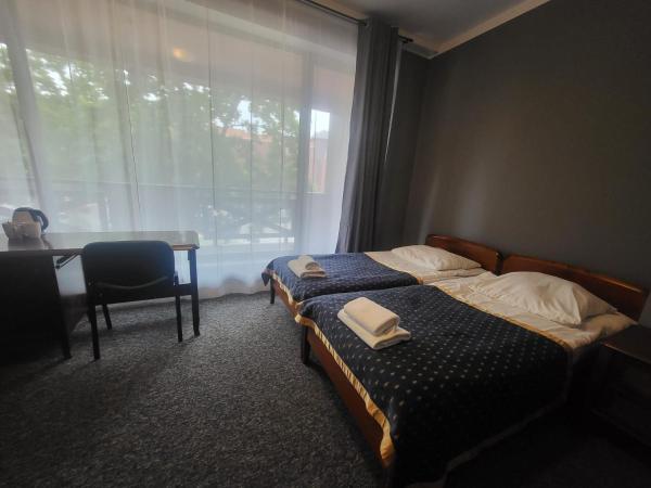 Hostel Bialoleka - Darmowy parking, szybkie Wifi! : photo 1 de la chambre chambre lits jumeaux standard