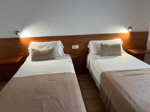 Vehí : photo 3 de la chambre chambre lits jumeaux