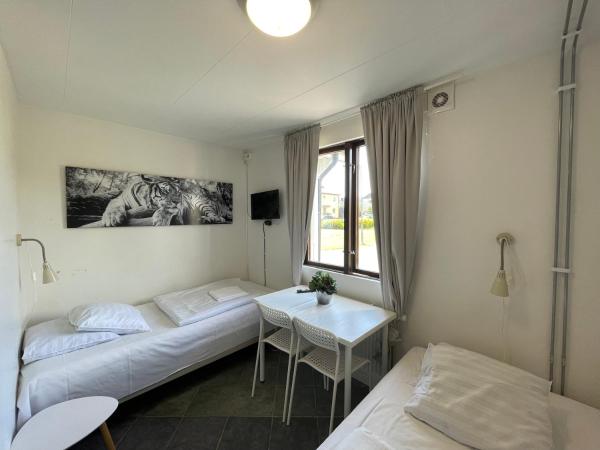 Turistgården Norrköping : photo 1 de la chambre chambre lits jumeaux avec salle de bains privative