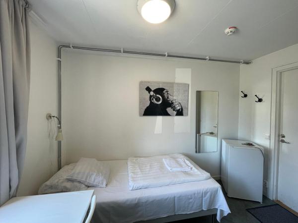 Turistgården Norrköping : photo 2 de la chambre chambre lits jumeaux avec salle de bains privative