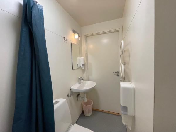 Turistgården Norrköping : photo 4 de la chambre chambre lits jumeaux avec salle de bains privative