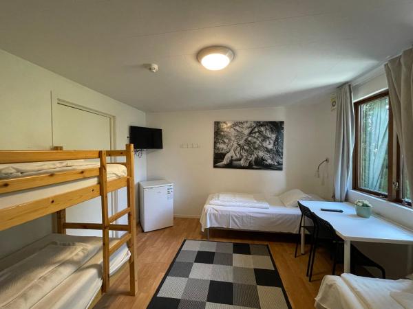 Turistgården Norrköping : photo 2 de la chambre chambre quadruple avec salle de bains privative