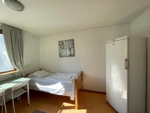 Turistgården Norrköping : photo 2 de la chambre chambre lits jumeaux avec salle de bains commune