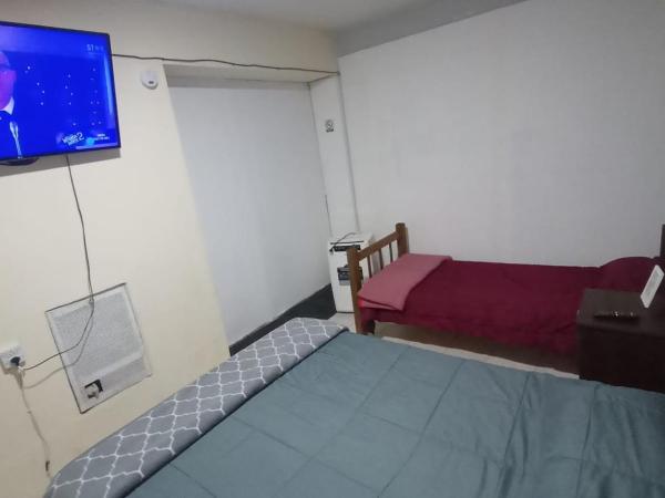 Hostal El Encuentro : photo 4 de la chambre chambre triple avec salle de bains privative