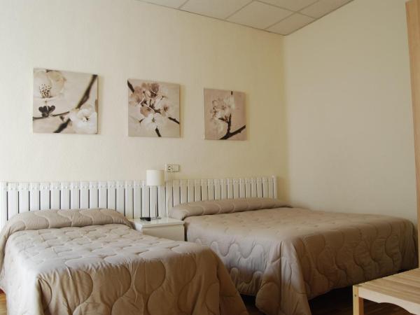 Hostal America : photo 2 de la chambre chambre quintuple