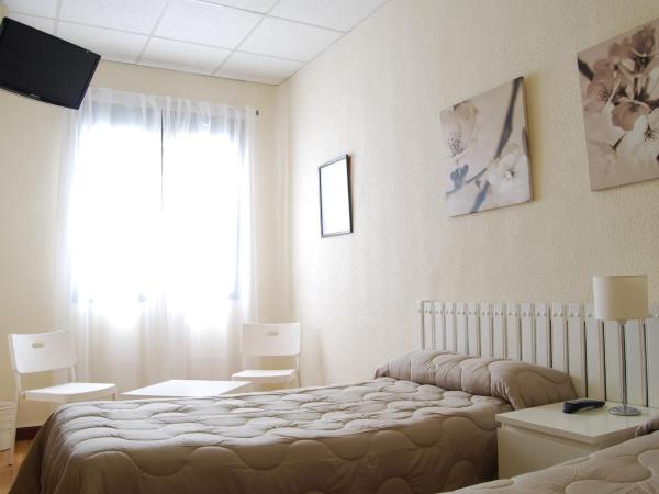 Hostal America : photo 3 de la chambre chambre quadruple