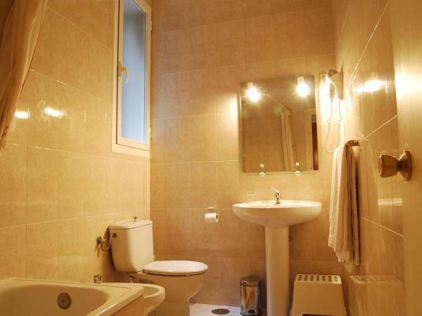 Hostal America : photo 5 de la chambre chambre quadruple