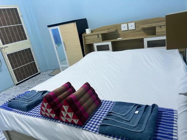 Noot's Bar And Guesthouse : photo 2 de la chambre chambre double - vue sur jardin