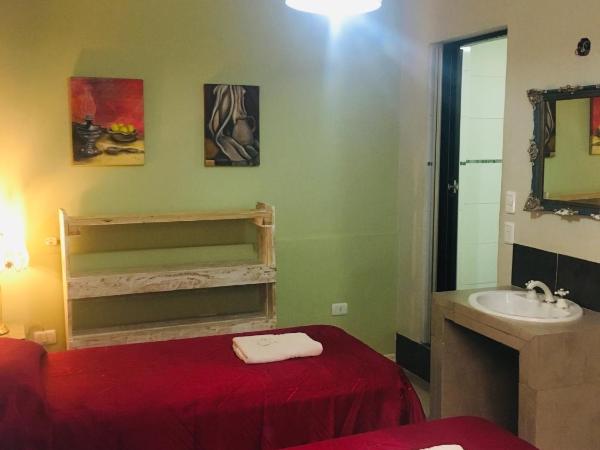 Hotel Chipre : photo 4 de la chambre chambre triple avec salle de bains privative