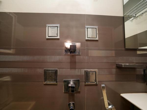 Zenith Homes - Powai Suites : photo 5 de la chambre chambre double avec salle de bains privative