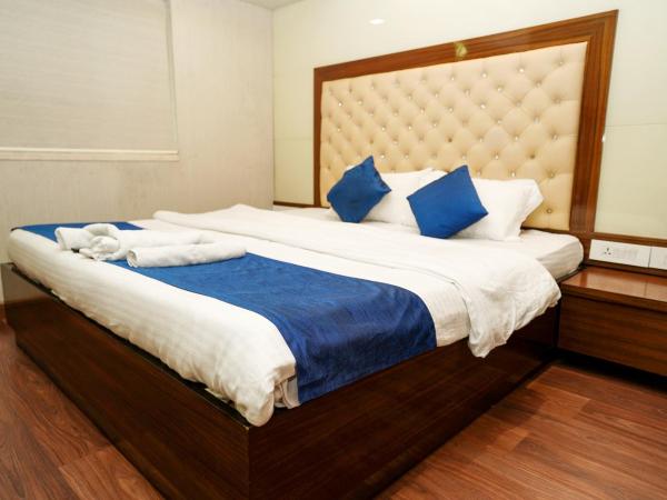 Zenith Homes - Powai Suites : photo 2 de la chambre chambre double avec salle de bains privative