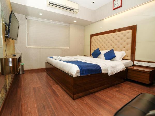 Zenith Homes - Powai Suites : photo 3 de la chambre chambre double avec salle de bains privative