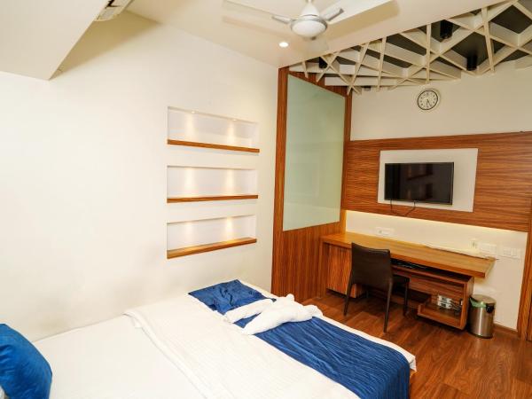 Zenith Homes - Powai Suites : photo 5 de la chambre chambre double avec salle de bains privative extérieure