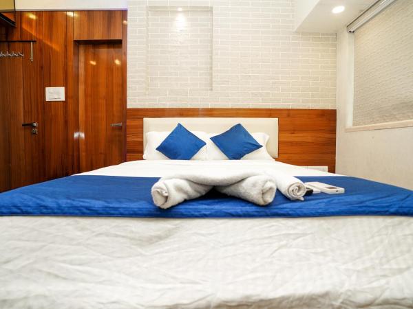 Zenith Homes - Powai Suites : photo 7 de la chambre chambre double avec salle de bains privative