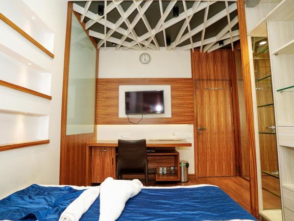 Zenith Homes - Powai Suites : photo 2 de la chambre chambre double avec salle de bains privative extérieure