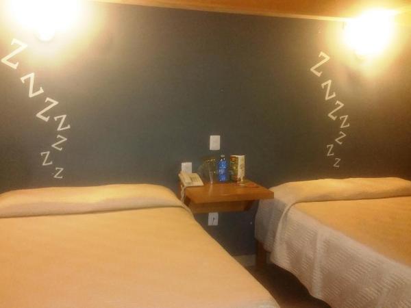 Hotel Plaza Queretaro : photo 1 de la chambre matrimonial room with one double bed.