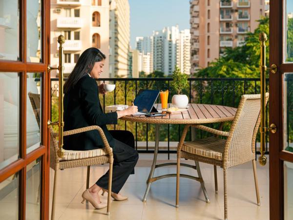 DLF City Club 5 : photo 3 de la chambre chambre premium avec balcon