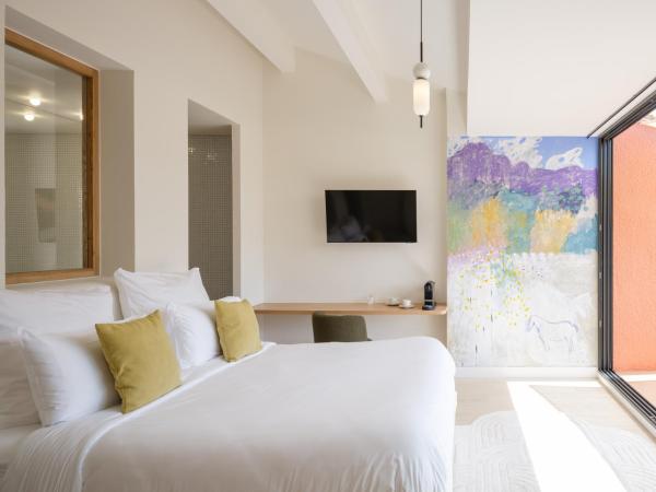 Maison Nova - Boutique Hôtel & Spa : photo 6 de la chambre albères - chambre double avec terrasse et baignoire extérieure - vue sur montagne 