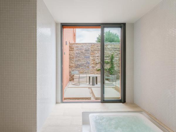 Maison Nova - Boutique Hôtel & Spa : photo 3 de la chambre paulilles - chambre double avec jardin privé et baignoire d'hydromassage