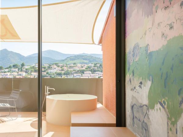 Maison Nova - Boutique Hôtel & Spa : photo 5 de la chambre albères - chambre double avec terrasse et baignoire extérieure - vue sur montagne 