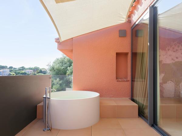 Maison Nova - Boutique Hôtel & Spa : photo 3 de la chambre albères - chambre double avec terrasse et baignoire extérieure - vue sur montagne 