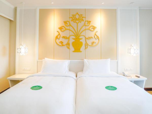 The Riverie by Katathani SHA Extra Plus : photo 1 de la chambre hébergement lits jumeaux de luxe - vue sur jardin