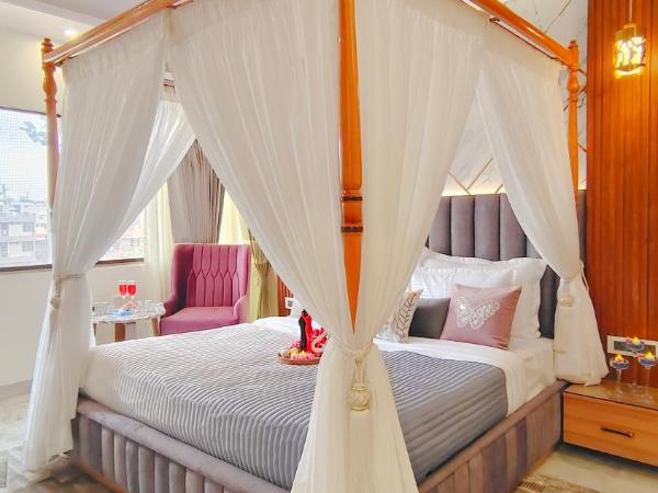 Hotel Sarang Palace - Boutique Stays : photo 1 de la chambre luxurious bathtub room with canopy