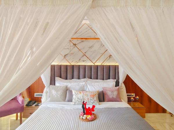 Hotel Sarang Palace - Boutique Stays : photo 2 de la chambre luxurious bathtub room with canopy