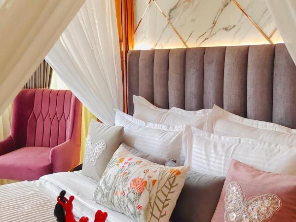 Hotel Sarang Palace - Boutique Stays : photo 9 de la chambre luxurious bathtub room with canopy