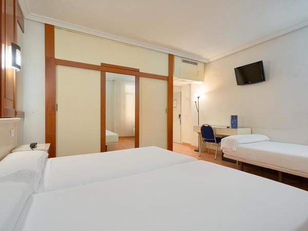 Hotel Pasarela : photo 6 de la chambre chambre triple
