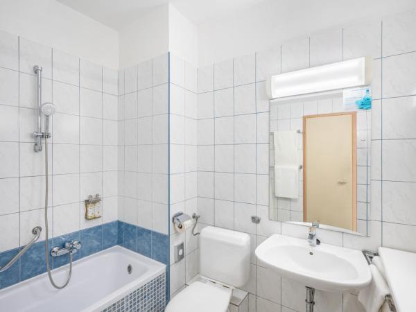 Danubius Hotel Marina : photo 5 de la chambre chambre lit jumeaux exécutive avec vue sur le lac
