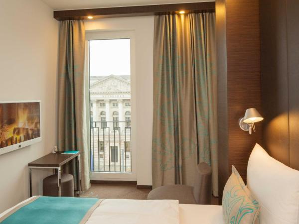 Motel One Berlin-Potsdamer Platz : photo 4 de la chambre chambre lit queen-size.