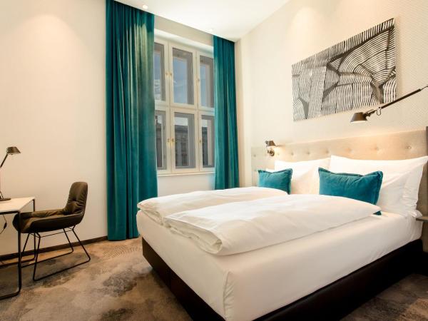 Motel One Linz-Hauptplatz : photo 9 de la chambre chambre lit king-size standard