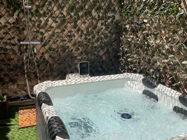 Ancient Agora Plaka : photo 5 de la chambre deluxe double room with balcony and jacuzzi