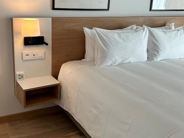 voco Beaune , Cité des Vins by IHG : photo 2 de la chambre chambre lit king-size avec douche accessible en fauteuil roulant - adaptée aux personnes à mobilité réduite