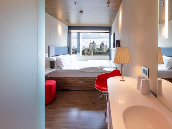 citizenM Tower of London : photo 2 de la chambre chambre lit king-size - vue sur tour de londres