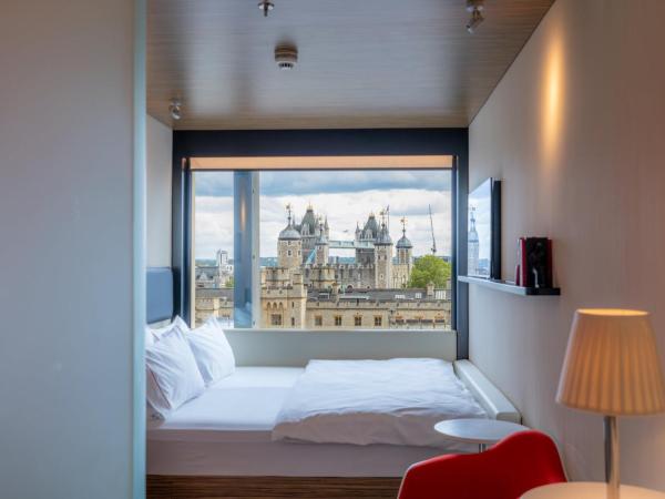 citizenM Tower of London : photo 3 de la chambre chambre lit king-size - vue sur tour de londres