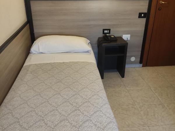 Hotel Salus : photo 1 de la chambre chambre simple avec salle de bains privative