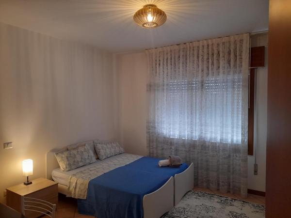 Tolle : photo 1 de la chambre chambre lits jumeaux avec salle de bains privative