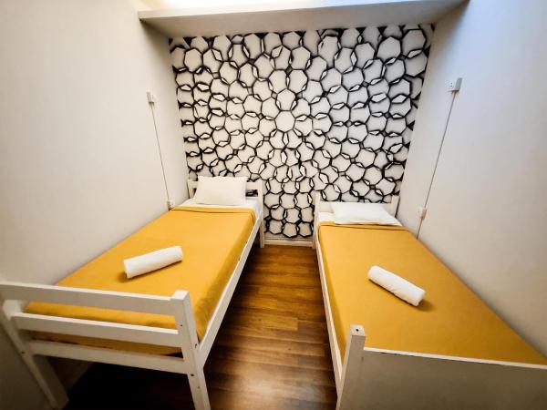 Travelogue Guest House : photo 1 de la chambre lit simple dans dortoir pour femmes