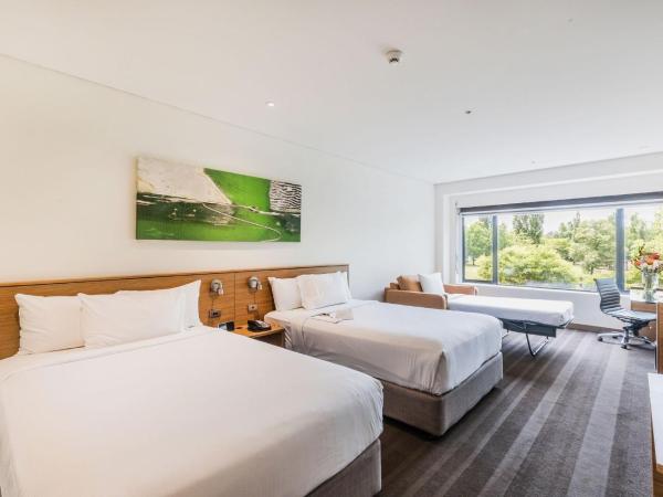 Crowne Plaza Canberra, an IHG Hotel : photo 7 de la chambre chambre premium avec 2 lits doubles