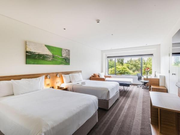 Crowne Plaza Canberra, an IHG Hotel : photo 8 de la chambre chambre premium avec 2 lits doubles